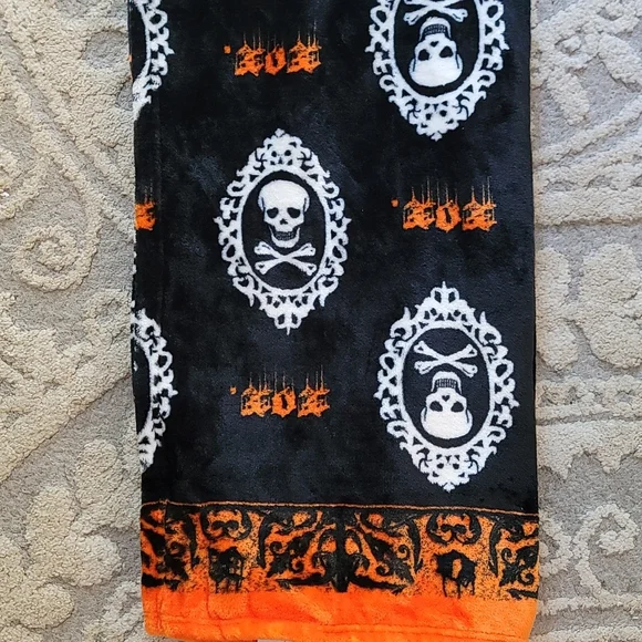 Luv Betsey Johnson Halloween Skull Throw Blanket Orange Black - Picture 4 of 5